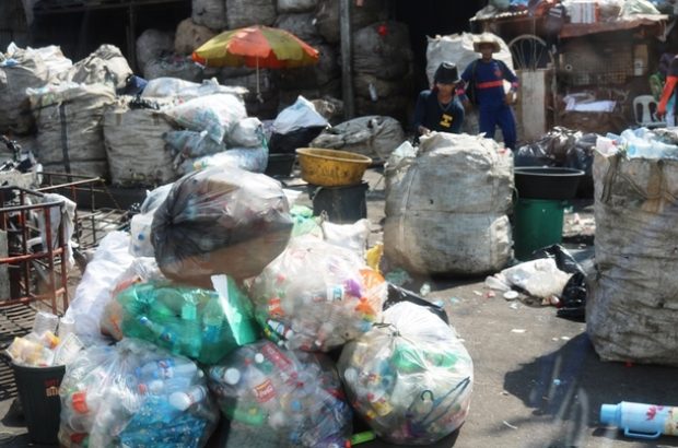 ごみの中からリサイクル品を集めるトンド地区の人々