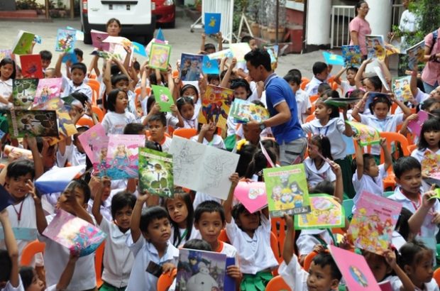 マニラ市のTパエス小学校の幼児には「お絵かきノート」を届けます