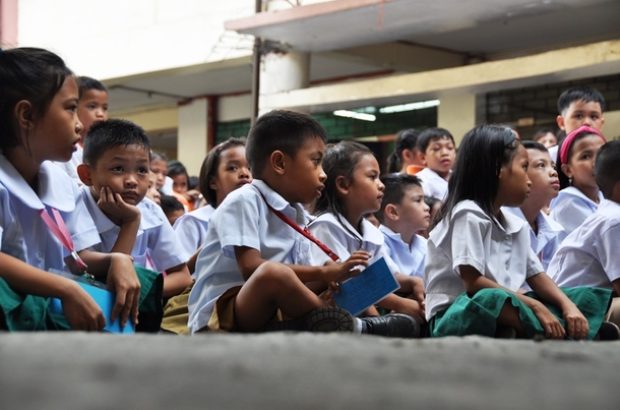 マニラ市トンド地区のTパエス小学校の児童たち