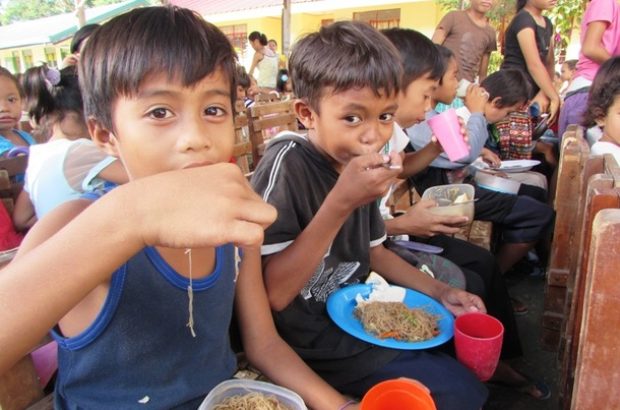 子供たちにはしっかり食べて元気に育ってほしい（フィリピン・ミンダナオ島で行った給食支援）